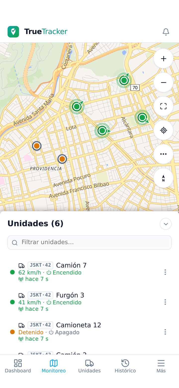 La app de TrueTracker en un teléfono: mapa de la ciudad con la flota en vivo — unidades en verde en movimiento y en ámbar detenidas — y la lista de unidades con velocidad y estado. Datos de demostración.